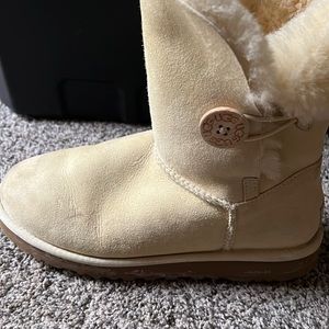 Great shape. Barely worn. A few dirt marks. Size 8 but would fit 8.5